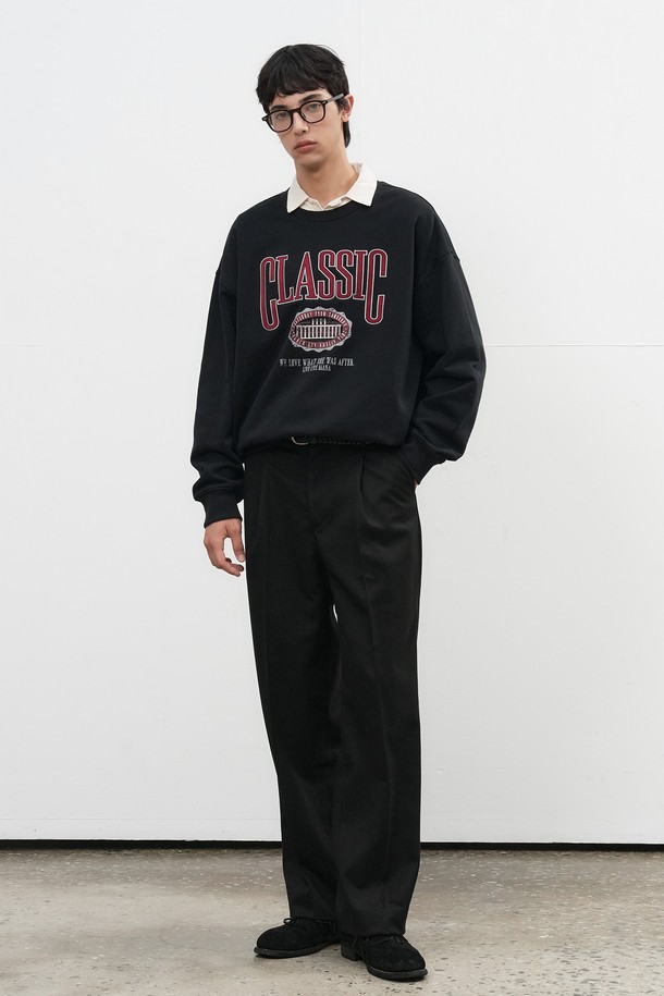 25FW MAN 클래식 원턱 와이드 슬랙스는 남성용 슬랙스로, 가을과 겨울에 착용하기 좋습니다. 무지 디자인에 와이드핏으로 제작되어 클래식하고 미니멀한 스타일을 연출합니다. 오피스룩, 비즈니스 캐주얼, 모임룩 등 다양한 TPO에 활용 가능하며, 시크한 느낌을 더해줍니다. 원턱 디테일이 특징이며, 편안한 착용감을 제공합니다. 블랙 컬러로 어떤 상의와도 쉽게 매치할 수 있습니다.
