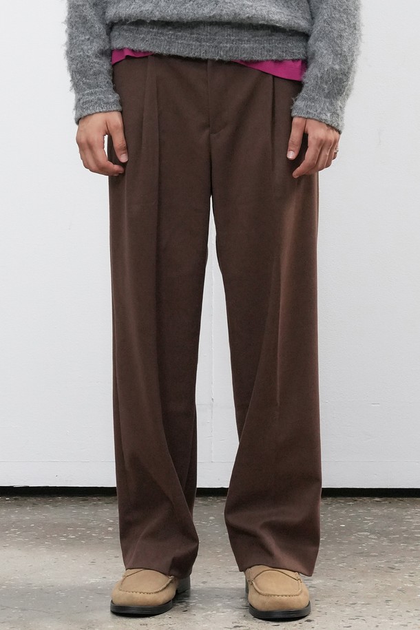 [25FW] MAN 클래식 원턱 와이드 슬랙스 [3COL]는 남성용 슬랙스로, 가을과 겨울에 착용하기 좋은 두께감의 긴 기장 바지입니다. 클래식하고 미니멀한 스타일을 추구하며, 일상, 출근룩, 비즈니스 캐주얼, 그리고 모임룩까지 다양한 TPO에 활용할 수 있습니다. 넉넉한 루즈핏 와이드 실루엣에 원턱 디테일이 더해져 편안하면서도 세련된 분위기를 연출합니다. 부드러운 폴리에스테르 소재로 제작되어 편안한 착용감을 선사하며, 브라운 컬러의 무지 디자인으로 어떤 상의와도 쉽게 매치할 수 있습니다.

