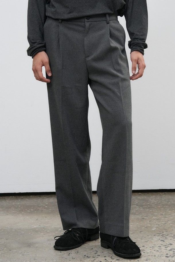 세련된 남성 스타일을 완성할 '[25FW] MAN 클래식 원턱 와이드 슬랙스'입니다. 가을, 겨울 시즌에 어울리는 긴 기장의 슬랙스로, 그레이, 블랙, 베이지 3가지 기본 컬러로 출시되었습니다. 클래식한 무드의 원턱 디테일과 와이드핏 디자인이 편안하면서도 시크한 분위기를 연출합니다. 출근룩, 비즈니스 캐주얼, 모임룩 등 다양한 TPO에 활용 가능하며, 미니멀하고 시크한 스타일을 연출하기 좋습니다.
