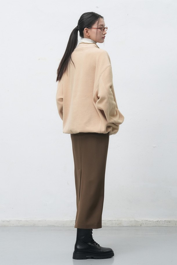 [25FW] UNISEX 소프트 하이넥 플리스 아노락은 부드러운 플리스 소재로 제작되어 포근한 착용감을 선사합니다.  가을과 겨울철, 일상에서 캐주얼하고 스포티한 스타일을 연출하기 좋습니다.  하이넥 디자인과 스냅 여밈 방식으로, 보온성을 높이고 편안하게 착용할 수 있습니다. 베이지, 차콜, 브라운 세 가지 색상으로 출시되어 다양한 룩에 활용 가능합니다.  루즈핏으로 제작되어 활동성이 뛰어나며, 두꺼운 두께감으로 따뜻하게 몸을 감싸줍니다.
