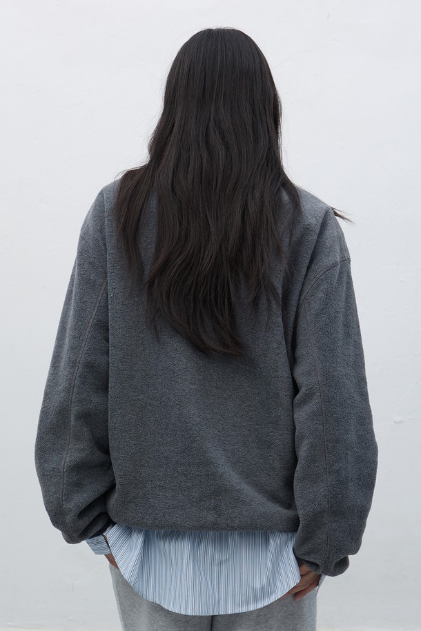 [25FW] UNISEX 소프트 하이넥 플리스 아노락은 부드러운 소프트 플리스 소재로 제작되어 포근한 착용감을 선사합니다. 유니섹스 디자인으로 남녀 모두 편안하게 착용 가능하며, 캐주얼 및 스포티 스타일을 연출하기 좋습니다. 하이넥 디자인과 레귤러핏으로 보온성을 높였으며, 가을, 겨울 시즌 데일리룩에 활용하기 좋은 아이템입니다. 베이지, 차콜, 브라운 세 가지 색상으로 출시되어 취향에 맞게 선택할 수 있습니다. 무지 패턴의 긴소매 아노락으로 미니멀한 스타일을 즐길 수 있습니다.
