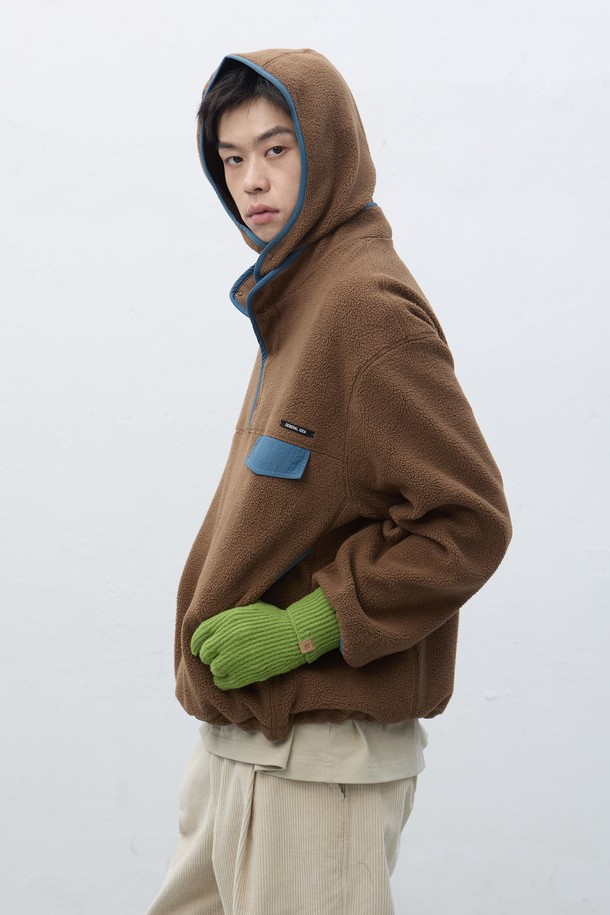 따뜻함과 스타일을 모두 갖춘 [25FW] UNISEX 소프트 하이넥 플리스 아노락입니다. 부드러운 소프트 플리스 소재로 제작되어 뛰어난 착용감을 선사하며, 겨울철 보온성을 책임집니다. 하이넥 디자인과 레귤러핏으로 제작되어 캐주얼, 스포티, 미니멀 등 다양한 스타일 연출이 가능합니다. 베이지, 차콜, 브라운 3가지 컬러로 출시되어, 산책, 캠핑, 집콕 등 어떤 TPO에도 활용하기 좋습니다. 긴 소매와 스냅 여밈 방식으로 편안함과 실용성을 더했습니다.
