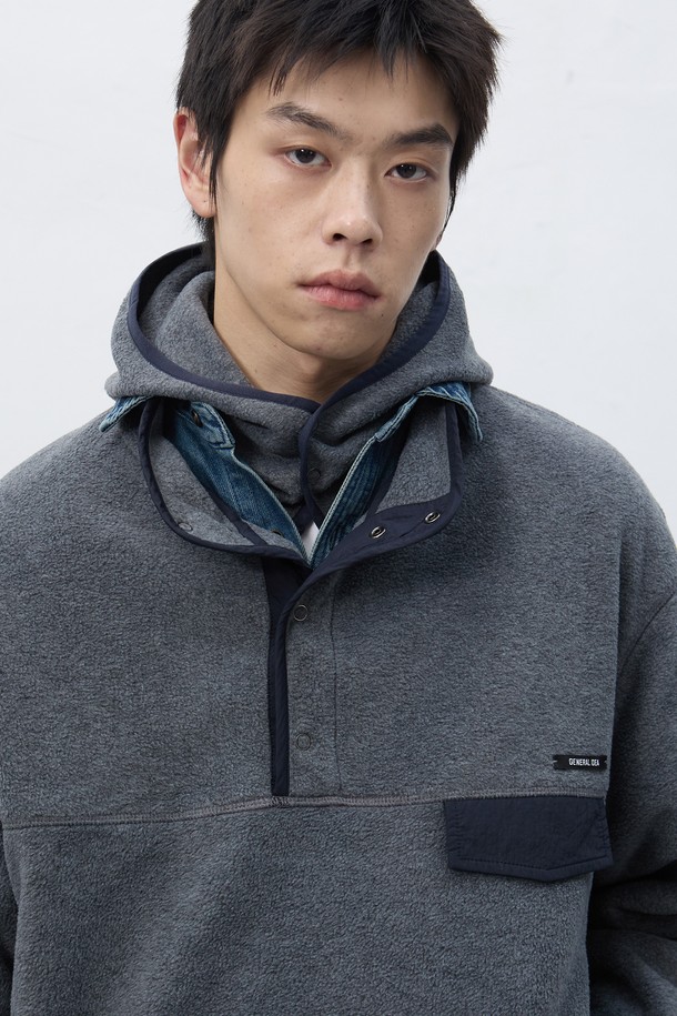 [25FW] UNISEX 소프트 하이넥 플리스 아노락은 부드러운 촉감의 플리스 소재로 제작되어 가을, 겨울철 보온성을 책임지는 아노락입니다. 루즈핏으로 편안한 착용감을 선사하며, 하이넥 디자인과 집업 여밈 방식으로 스타일리시함을 더했습니다. 베이지, 차콜, 브라운 3가지 색상으로 출시되어 다양한 룩에 매치하기 용이하며, 캐주얼, 스포티, 미니멀 스타일을 즐기는 분들께 추천합니다. 산책룩이나 캠핑룩으로 활용하여 따뜻하고 포근한 분위기를 연출할 수 있습니다. 무지 디자인으로 어떤 옷에도 잘 어울려 데일리 아우터로 손색없습니다.
