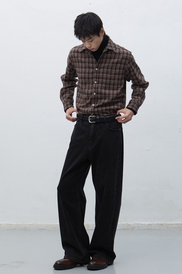 **[25FW] MAN 레귤러핏 플란넬 체크 셔츠 [2COL]**는 가을과 겨울, 일상과 같은 다양한 TPO에 활용 가능한 남성용 셔츠입니다. 부드러운 플란넬 소재와 넉넉한 레귤러핏으로 편안한 착용감을 선사하며, 두 가지 컬러(레드, 브라운)의 체크 패턴이 캐주얼하고 베이직한 스타일을 연출합니다. 출근룩부터 모임룩까지 폭넓게 활용할 수 있으며, 클래식, 미니멀 스타일에도 잘 어울립니다. 긴 소매 기장과 카라 디자인으로 깔끔한 실루엣을 완성합니다.
