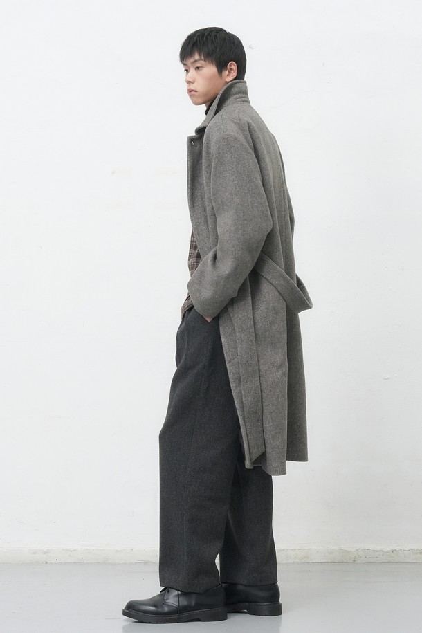 [25FW] MAN 울 블렌디드 발마칸 롱 코트 [2COL]는 남성분들을 위한 아우터입니다. 블랙, 그레이 두 가지 색상으로 출시되었으며, 가을과 겨울에 착용하기 좋습니다. 울 소재와 두꺼운 두께감으로 따뜻함을 제공하며, 레귤러핏과 싱글 버튼 여밈으로 클래식하고 베이직한 스타일을 연출합니다. 출근룩, 비즈니스 캐주얼, 모임룩 등 다양한 TPO에 활용 가능하며, 미니멀하고 시크한 스타일을 완성해 보세요. 긴 소매와 롱 기장으로 세련된 핏을 자랑하는 발마칸 코트입니다.
