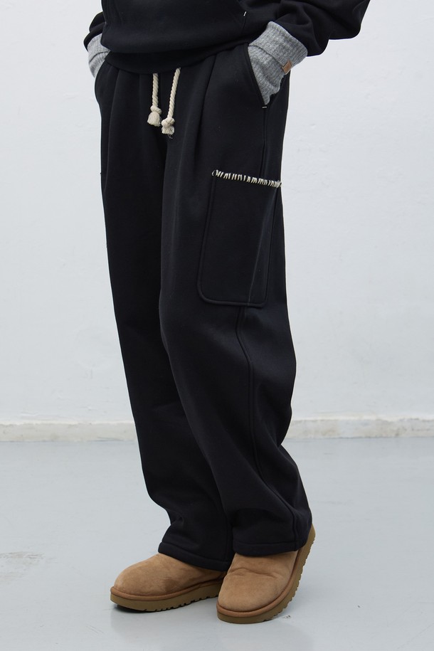 **[25FW] UNISEX 스티치 스웻 후드 세트 [3COL] / SBE4U51013SET**는 캐주얼, 스포티, 미니멀 스타일을 모두 아우르는 유니섹스 후드 스웻셔츠 세트입니다. 가을, 겨울 시즌에 어울리는 두꺼운 면 소재로 제작되어 부드러운 촉감을 선사하며, 오버핏 디자인으로 편안한 착용감을 제공합니다. 집콕룩, 산책룩, 캠핑룩 등 다양한 TPO에 활용 가능하며, 블랙 색상에 스티치 디테일이 포인트로 더해져 세련된 느낌을 줍니다. 긴 소매와 후드 디자인으로 보온성을 높였으며, 데일리룩으로 활용하기 좋은 아이템입니다.
