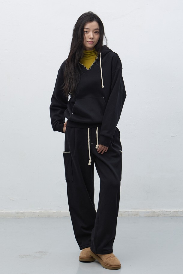 **[25FW] UNISEX 스티치 스웻 후드 세트 [3COL] / SBE4U51013SET**는 부드러운 촉감의 면 소재로 제작된 유니섹스 후드 세트입니다. 가을과 겨울에 착용하기 좋은 두꺼운 두께감으로, 캐주얼하고 스포티한 스타일을 연출합니다. 루즈핏 디자인과 무지 패턴으로 편안하면서도 미니멀한 느낌을 줍니다. 일상생활은 물론 집콕룩, 산책룩으로도 활용하기 좋습니다. 블랙 컬러로 어떤 스타일에도 쉽게 매치할 수 있는 실용적인 아이템입니다.
