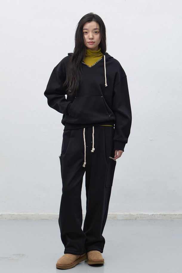 [25FW] 유니섹스 스티치 카고 스웻팬츠는 캐주얼과 스트리트, 미니멀 스타일을 모두 아우르는 디자인입니다. 부드러운 면 소재로 제작되어 편안한 착용감을 선사하며, 가을과 겨울에 적합한 두꺼운 두께감으로 보온성을 높였습니다. 루즈핏으로 활동성을 더하고, 허리 밴딩 처리로 편안하게 착용 가능합니다. 블랙, 카키, 그레이 3가지 컬러로 출시되어 다양한 스타일 연출이 용이하며, 스티치 디테일과 카고 포켓으로 디자인 포인트를 더했습니다. 긴 기장감으로 다리가 길어 보이는 효과를 줍니다.
