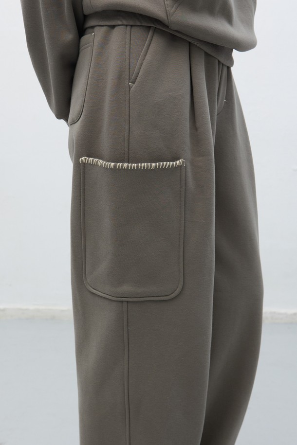 [25FW] UNISEX 스티치 카고 스웻팬츠는 캐주얼, 스트릿, 미니멀 스타일을 즐기는 유니섹스를 위한 제품입니다. 가을, 겨울 시즌에 어울리는 두꺼운 두께감의 면 소재로 제작되어 부드러운 촉감을 선사합니다. 루즈핏으로 편안한 착용감을 제공하며, 밴딩 허리와 카고 포켓, 스티치 디테일이 특징입니다. 블랙, 카키, 그레이 3가지 색상으로 출시되어 다양한 캠핑룩과 일상룩에 활용하기 좋습니다. 긴 기장으로 어떤 스타일에도 잘 어울리는 활용도 높은 아이템입니다.
