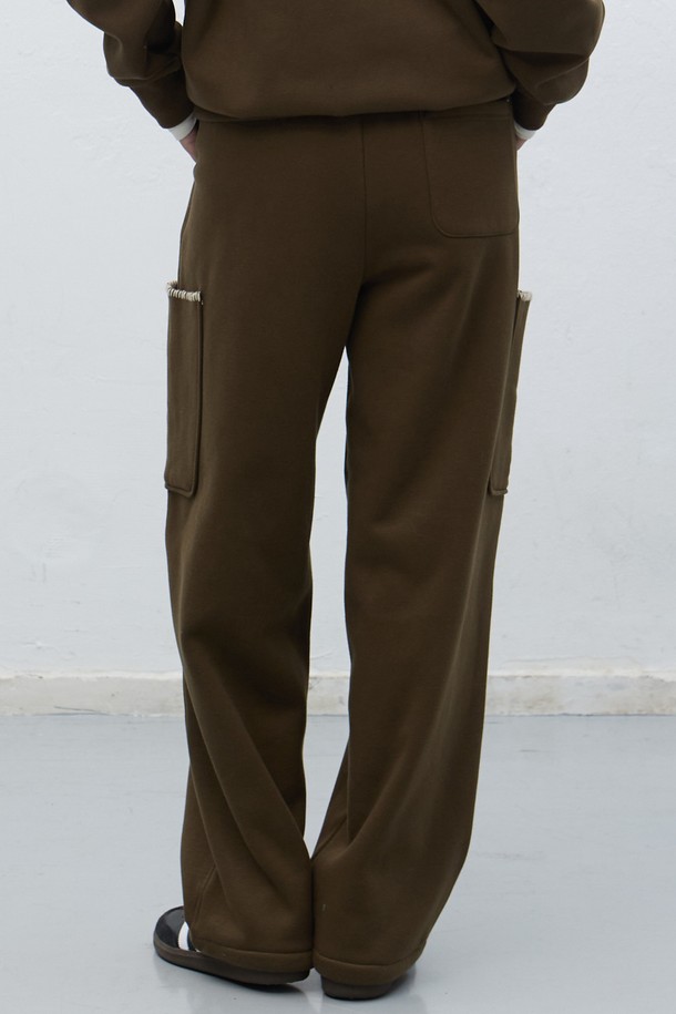 **[25FW] UNISEX 스티치 카고 스웻팬츠 [3COL]**는 가을, 겨울 시즌에 어울리는 유니섹스 카고 스웻팬츠입니다. 부드러운 면 소재로 제작되어 편안한 착용감을 선사하며, 루즈핏으로 캐주얼하고 스트릿한 스타일을 연출합니다. 블랙, 카키, 그레이 3가지 색상으로 출시되었으며, 긴 기장과 두꺼운 두께감으로 보온성을 높였습니다. 밴딩 처리된 허리와 카고 포켓, 스티치 디테일이 돋보이는 디자인으로, 캠핑룩이나 집콕룩 등 다양한 TPO에 활용 가능합니다. 캐주얼, 스트리트, 미니멀 스타일을 즐겨 입는 분들께 추천합니다.
