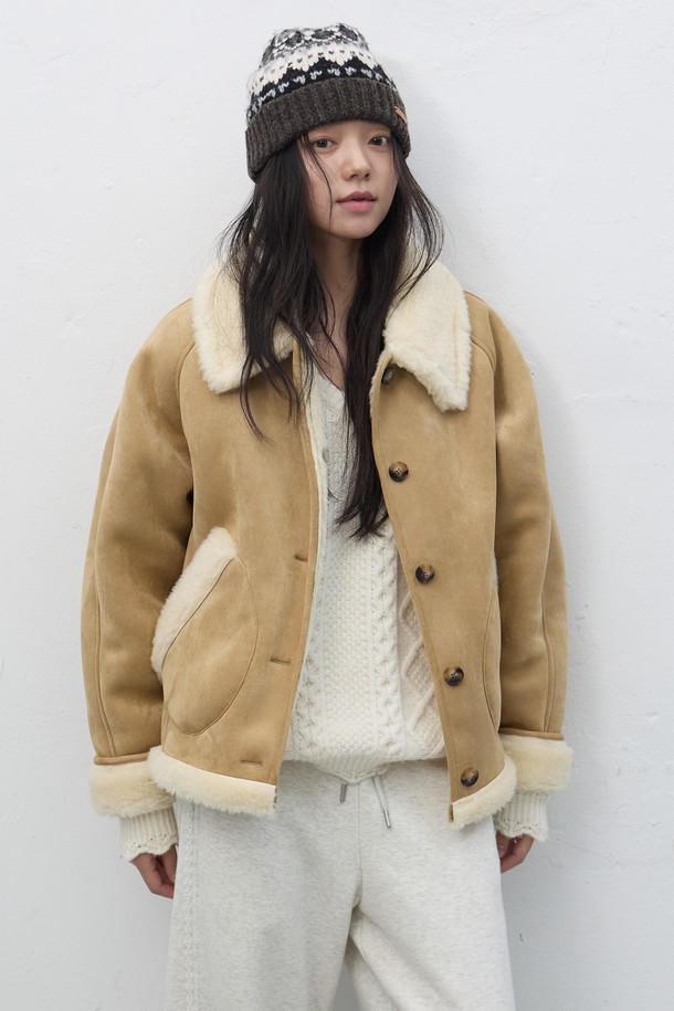 **[25FW] UNISEX 노르딕 비니 [3COL]**는 가을, 겨울 시즌에 어울리는 유니섹스 비니입니다. 울과 아크릴 혼방 소재로 제작되어 부드러운 촉감과 뛰어난 보온성을 자랑합니다. 깊은 모자 깊이와 두꺼운 두께, 노르딕 패턴 디자인이 특징이며, 네이비와 그레이 두 가지 색상으로 출시되었습니다. 출근룩과 연말 모임룩에 클래식, 캐주얼, 미니멀 스타일로 포인트를 더할 수 있습니다.
