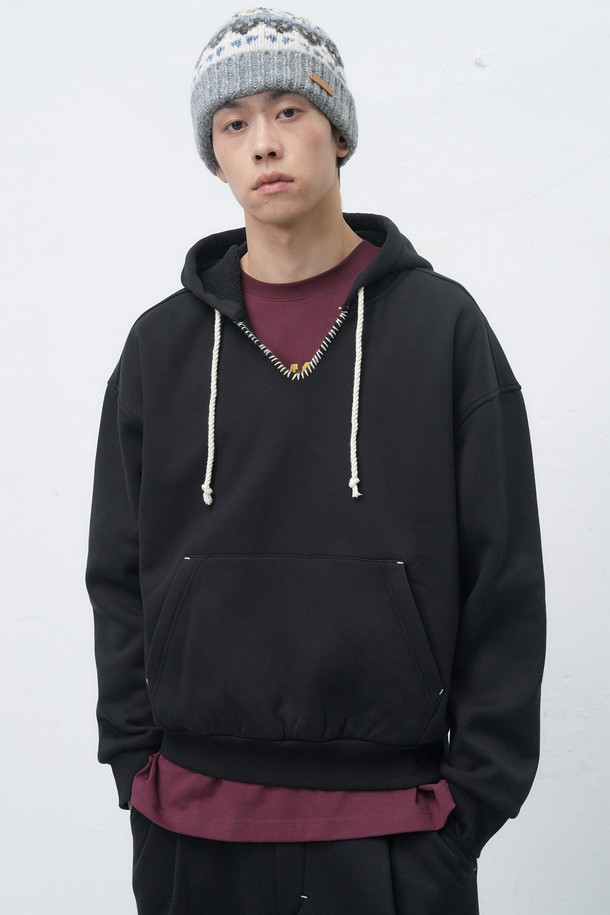 **[25FW] UNISEX 노르딕 비니 [3COL] / SBE4U91012**는 부드러운 울과 아크릴 혼방 소재로 제작되어 가을, 겨울철 따뜻하게 착용할 수 있는 깊이 있는 비니입니다. 유니섹스 디자인으로 남녀 모두 착용 가능하며, 그레이, 화이트, 블랙 3가지 기본 컬러로 출시되어 다양한 스타일과 매치하기 좋습니다. 노르딕 패턴이 디자인되어 캐주얼, 클래식, 미니멀 스타일 모두 소화 가능하며, 특히 출근룩에 포인트를 더할 수 있습니다. 두꺼운 두께감으로 방한 기능까지 갖춘 겨울용 비니입니다.
