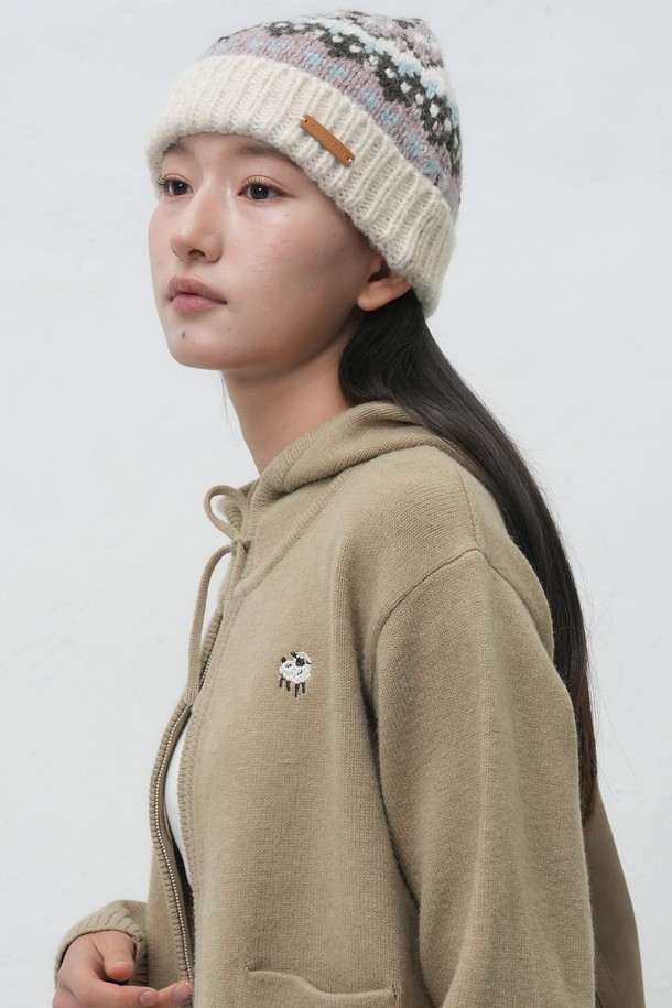 [25FW] UNISEX 노르딕 비니 [3COL]는 울과 아크릴 혼방 소재로 제작되어 부드러운 촉감을 자랑하며, 가을과 겨울철 따뜻하게 착용할 수 있는 방한용 비니입니다. 깊은 모자 깊이와 두꺼운 두께로 보온성을 높였으며, 노르딕 패턴과 니트, 폼폼 장식이 더해져 캐주얼, 클래식, 미니멀 스타일 모두 소화 가능한 디자인입니다. 베이지, 그레이, 브라운 세 가지 색상으로 출시되어 다양한 겨울 의상에 매치하기 용이합니다. 남녀 공용으로 제작되어 유행 없이 오랫동안 착용할 수 있으며 데일리룩에 포인트를 더해줍니다.
