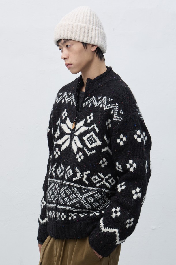 [25FW] UNISEX 하찌 니트 비니 [4COL]는 깊은 모자 깊이와 부드러운 촉감의 니트 소재 비니입니다. 아이보리 색상으로, 가을과 겨울에 따뜻하게 착용하기 좋습니다. 하찌 패턴과 골지 디테일이 돋보이며, 캐주얼, 미니멀, 클래식 스타일을 모두 아우르는 디자인입니다. 유니섹스 제품으로, 남녀 모두 편안하게 즐길 수 있습니다. 두꺼운 두께감으로 보온성을 높였습니다.
