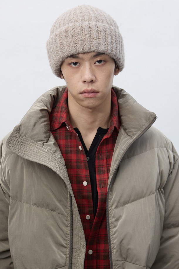 [25FW] UNISEX 하찌 니트 비니는 가을, 겨울 시즌에 착용하기 좋은 유니섹스 비니입니다. 부드러운 촉감의 니트 소재로 제작되었으며, 깊은 모자 깊이와 두꺼운 두께감으로 따뜻하게 착용할 수 있습니다. 베이지 컬러의 하찌 니트 패턴이 돋보이며, 캐주얼, 미니멀, 클래식 스타일의 산책룩에 잘 어울립니다. 데일리 아이템으로 활용하기 좋은 디자인입니다.
