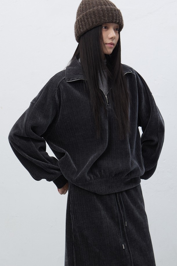 따뜻하고 포근한 [25FW] 유니섹스 하찌 니트 비니입니다. 부드러운 니트 소재로 제작되어 뛰어난 착용감을 선사하며, 깊은 모자 깊이로 안정감 있는 핏을 제공합니다. 가을, 겨울 시즌에 어울리는 두꺼운 두께감으로 보온성을 높였으며, 하찌 패턴이 은은한 포인트를 더합니다. 브라운 컬러는 어떤 의상에도 잘 어울려 출근룩, 연말 모임룩 등 다양한 TPO에 활용 가능하며, 캐주얼, 클래식, 미니멀 스타일 모두 소화 가능합니다.
