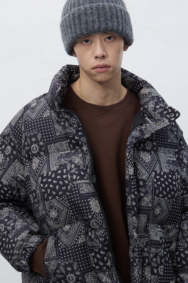 [25FW] UNISEX 하찌 니트 비니는 가을, 겨울 시즌에 어울리는 유니섹스 비니입니다. 부드러운 니트 소재로 제작되어 깊은 깊이감과 뛰어난 보온성을 제공하며 일상 및 출근룩, 여행룩에 활용하기 좋습니다. 미니멀, 캐주얼, 클래식 스타일을 모두 아우르는 디자인으로, 하찌 패턴의 은은한 멋스러움을 더했습니다. 그레이 컬러로 다양한 의상에 매치하기 용이하며, 폭넓은 연령층에서 착용하기 좋습니다.
