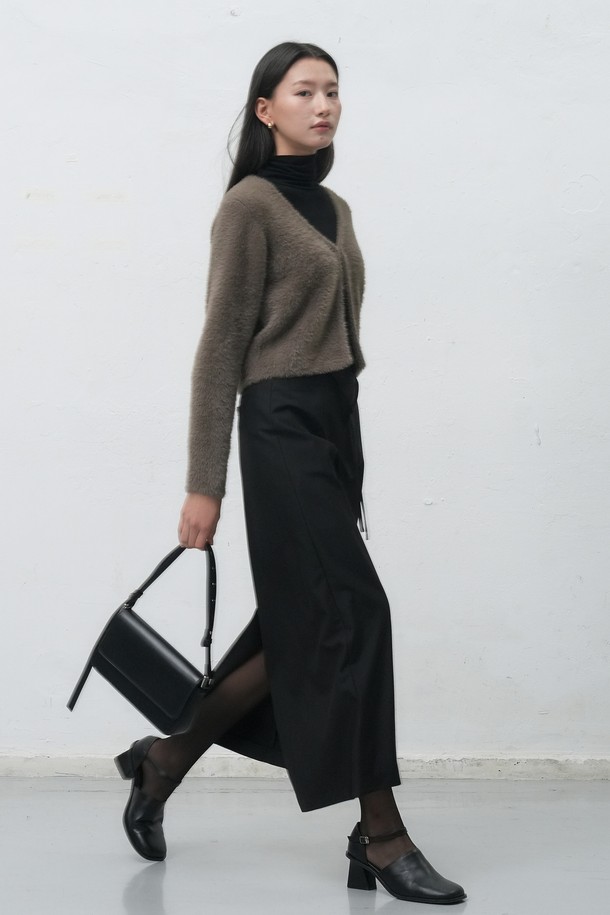 [25FW] 우먼 헤어리 크롭 가디건은 부드러운 울 소재로 제작되어 포근한 착용감을 선사합니다. 민트, 브라운, 블랙 3가지 색상으로 출시되어, 캐주얼하고 미니멀한 스타일을 연출하기 좋습니다. 브이넥 라인과 긴 소매, 헤어리 텍스처가 특징이며, 크롭 기장으로 트렌디함을 더했습니다. 두꺼운 두께감으로 가을, 겨울철 출근룩에 따뜻하게 활용할 수 있는 베이직 가디건입니다. 루즈핏으로 편안하게 착용 가능합니다.
