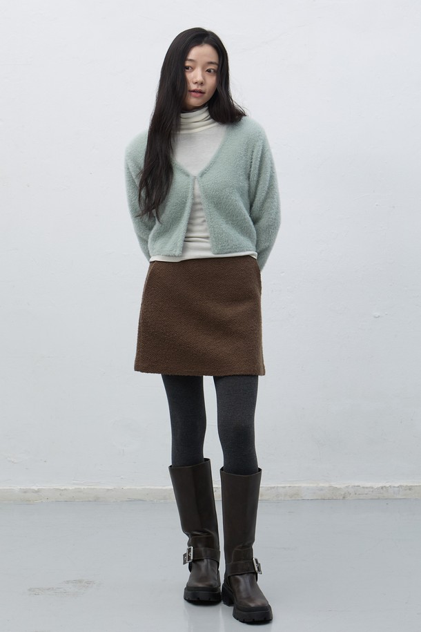 [25FW] WOMAN 헤어리 크롭 가디건 [3COL]는 여성용 가디건으로, 캐주얼하고 미니멀한 스타일을 연출합니다. 부드러운 헤어리 텍스처와 루즈핏으로 편안한 착용감을 선사하며, 가을과 겨울에 따뜻하게 입을 수 있습니다. 크롭 기장과 라운드넥 디자인이 특징이며, 민트, 브라운 등 세 가지 다채로운 컬러로 출시되었습니다. 집콕룩으로 활용하기 좋으며, 일상생활에서 폭넓게 활용할 수 있습니다.
