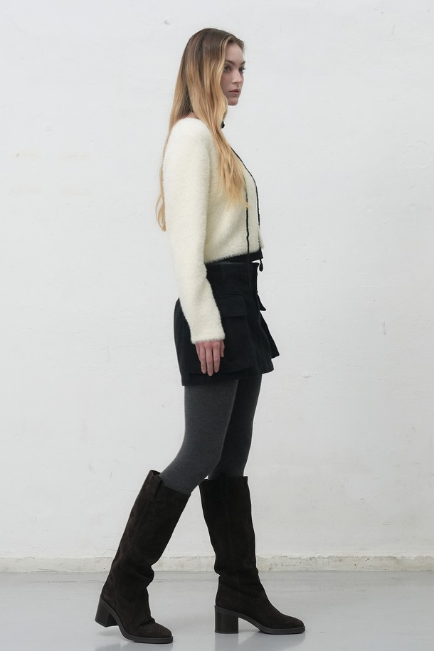 [25FW] WOMAN 헤어리 크롭 가디건 [3COL] / WBE4L04555는 부드러운 울 소재로 제작된 여성용 가디건입니다. 아이보리 컬러의 무지 디자인으로, 캐주얼, 미니멀, 클래식 스타일을 연출하기 좋습니다. 가을, 겨울 시즌에 어울리는 두꺼운 두께감과 긴 소매 기장이 특징이며, 브이넥 라인과 레귤러 핏으로 편안하게 착용할 수 있습니다. 헤어리 텍스처가 돋보이는 크롭 기장의 가디건으로, 데이트룩이나 모임룩에 활용하기 좋습니다. 버튼 여밈 방식으로 간편하게 스타일링할 수 있습니다.
