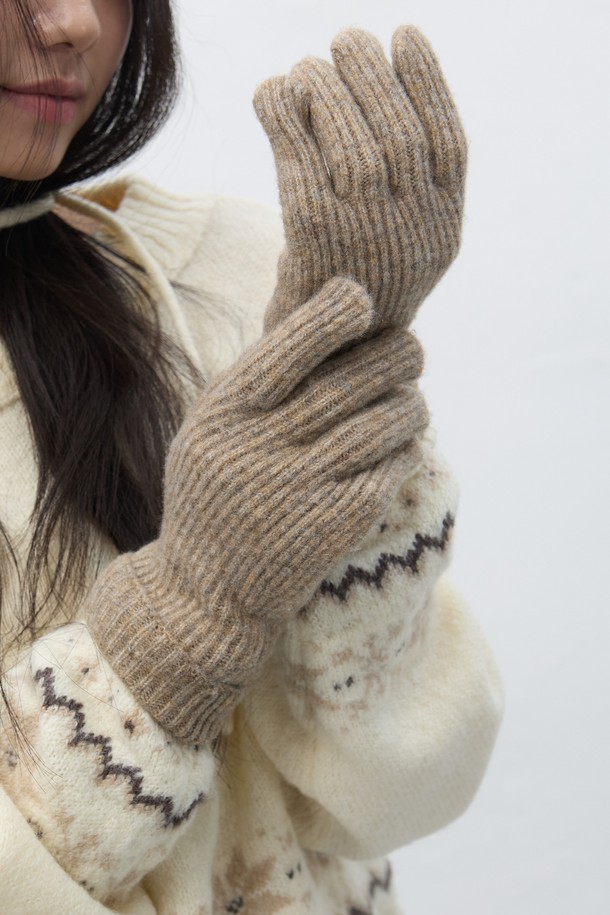 [25FW] UNISEX 리브드 니트 글러브는 가을, 겨울 시즌에 따뜻하게 착용할 수 있는 유니섹스 장갑입니다. 부드러운 촉감의 니트 소재로 제작되었으며, 리브드 패턴으로 디자인되어 미니멀, 클래식, 캐주얼 스타일 모두에 잘 어울립니다. 베이지, 화이트, 크림 3가지 컬러로 출시되어 다양한 스타일에 매치하기 좋습니다. 두꺼운 두께감으로 보온성을 높여 추운 날씨에도 따뜻함을 유지해 줍니다. 일상생활에서 데일리하게 활용하기 좋은 니트 글러브입니다.
