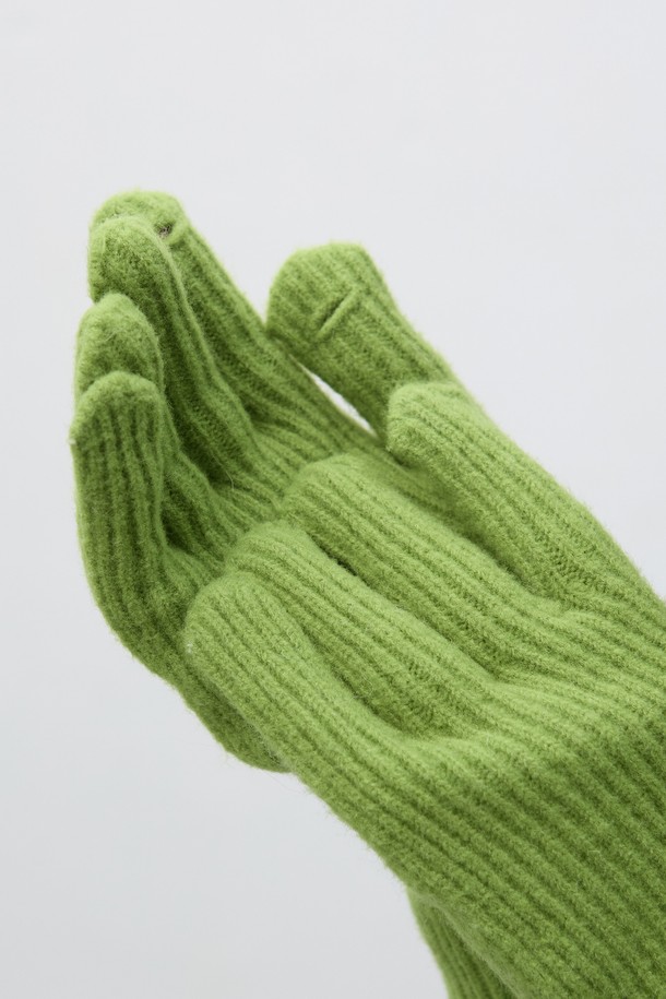 **[25FW] UNISEX 리브드 니트 글로브**는 가을과 겨울, 일상과 출근룩, 모임룩에 모두 잘 어울리는 유니섹스 장갑입니다. 부드러운 촉감의 니트 소재로 제작되었으며, 보온성을 높여 추운 날씨에도 따뜻하게 착용할 수 있습니다. 클래식, 미니멀, 캐주얼 스타일 모두 소화 가능하며, 리브드 디테일이 은은한 포인트를 더합니다. 블랙과 그린, 두 가지 색상으로 출시되어 취향에 맞게 선택할 수 있습니다.
