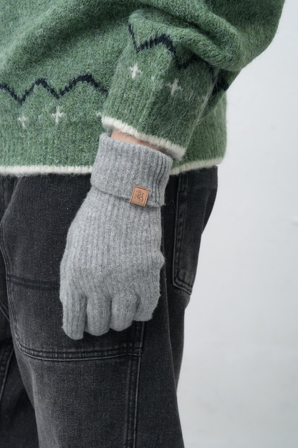 [25FW] UNISEX (유니섹스) 리브드 니트 글로브는 가을, 겨울 시즌에 착용하기 좋은 장갑입니다. 부드러운 니트 소재로 제작되었으며, 보온성을 위한 두꺼운 두께감과 골지(리브드) 디테일이 특징입니다. 클래식, 미니멀, 캐주얼 스타일 모두 소화 가능하며, 출근룩에도 잘 어울립니다. 남녀 모두 착용할 수 있는 유니섹스 디자인으로 그레이 컬러로 출시되었습니다.
