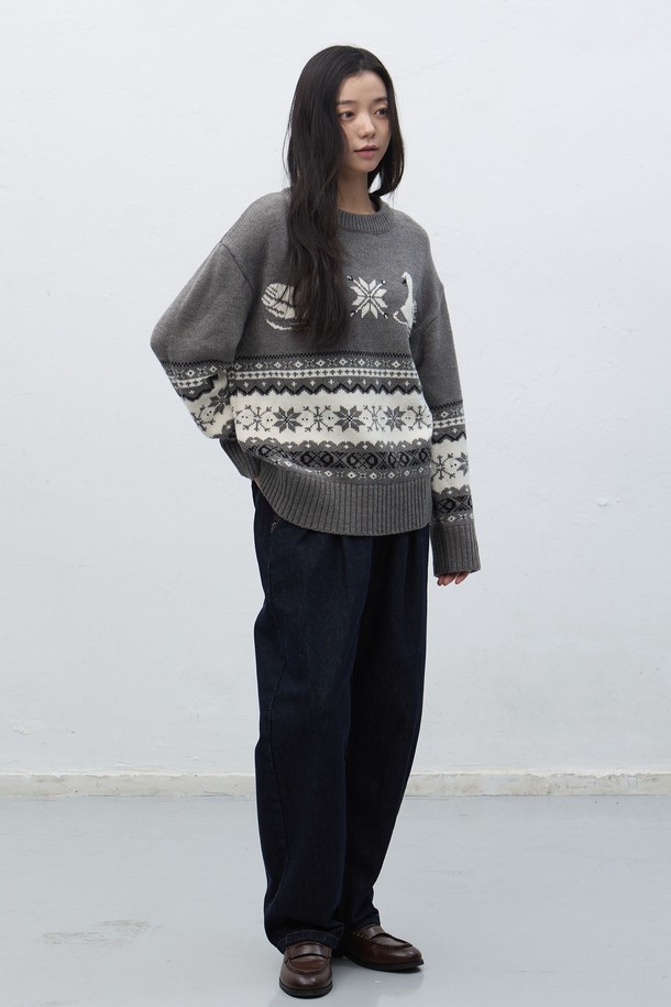 [25FW] WOMAN 스완 노르딕 니트 풀오버는 포근한 울 소재로 제작되어 가을과 겨울에 따뜻하게 착용할 수 있는 여성용 니트입니다. 라운드넥 디자인에 긴 소매 기장으로, 캐주얼한 스타일을 연출하기 좋습니다. 두꺼운 두께감과 부드러운 촉감은 편안한 착용감을 선사하며, 레귤러 핏으로 제작되었습니다. 스완 패턴과 스노우플레이크 무늬가 돋보이는 풀오버 스타일의 니트로, 그레이, 화이트 2가지 색상으로 만나보실 수 있습니다.
