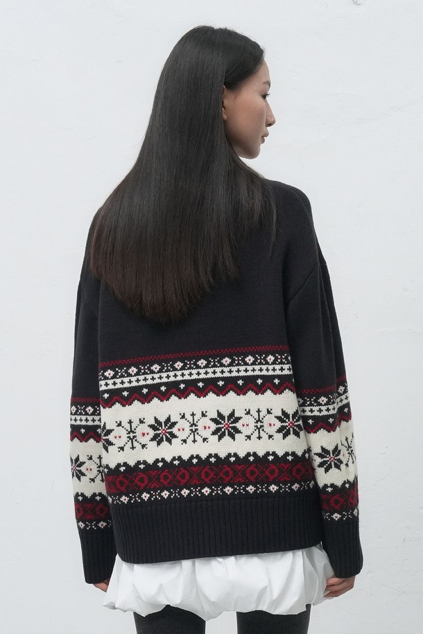 [25FW] WOMAN 스완 노르딕 니트 풀오버는 포근한 울 소재로 제작되어 가을과 겨울에 따뜻하게 입을 수 있는 여성용 니트입니다. 라운드넥과 긴소매, 레귤러핏 디자인으로 편안한 착용감을 선사하며, 캐주얼한 무드를 연출합니다. 스완 패턴과 두꺼운 두께감으로 포근함을 더하고, 부드러운 촉감이 특징입니다. 데이트룩, 모임룩 등 다양한 TPO에 활용 가능하며, 캐주얼, 클래식, 미니멀 스타일을 즐겨 입는 분들께 추천합니다. 블랙, 핑크 두 가지 색상으로 만나보세요.
