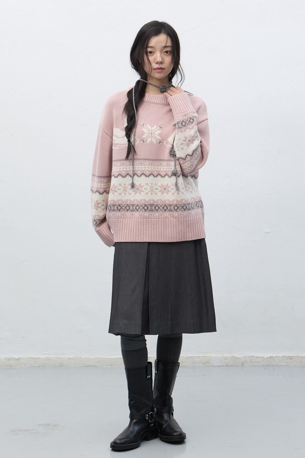 [25FW] WOMAN 스완 노르딕 니트 풀오버는 여성용 상의 니트/스웨터입니다. 겨울, 가을 시즌에 어울리는 두꺼운 두께감과 부드러운 촉감이 특징이며, 일상, 데이트룩, 모임룩에 모두 활용 가능합니다. 레귤러핏의 하프넥 디자인으로 캐주얼, 클래식, 미니멀 스타일을 모두 소화할 수 있으며, 핑크 컬러와 스노우플레이크 노르딕 패턴이 사랑스러운 분위기를 연출합니다. 울 소재의 긴소매 레귤러 기장 풀오버로, 포근하고 따뜻하게 착용할 수 있습니다.
