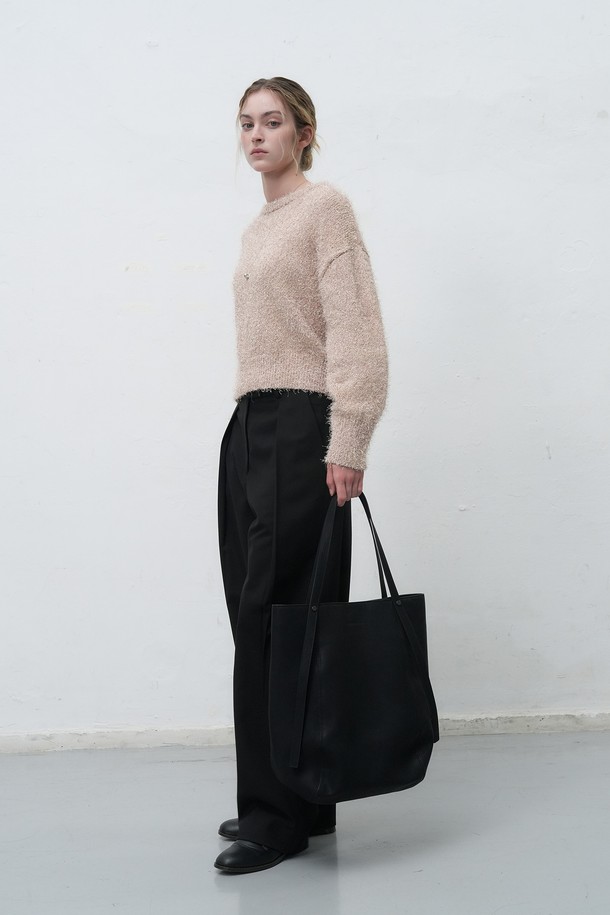 세련된 스타일을 완성할 [25FW] WOMAN 스웨이드 바스켓 숄더백입니다. 부드러운 스웨이드 소재와 사각 형태의 바스켓 디자인이 돋보이며, 오픈형 잠금 방식으로 편리함을 더했습니다. 미디엄 사이즈로 데이트룩, 모임룩 등 다양한 TPO에 활용 가능하며, 클래식, 미니멀, 시크 스타일을 연출하기 좋습니다. 컬러는 블랙 한 가지로 출시되었습니다.
