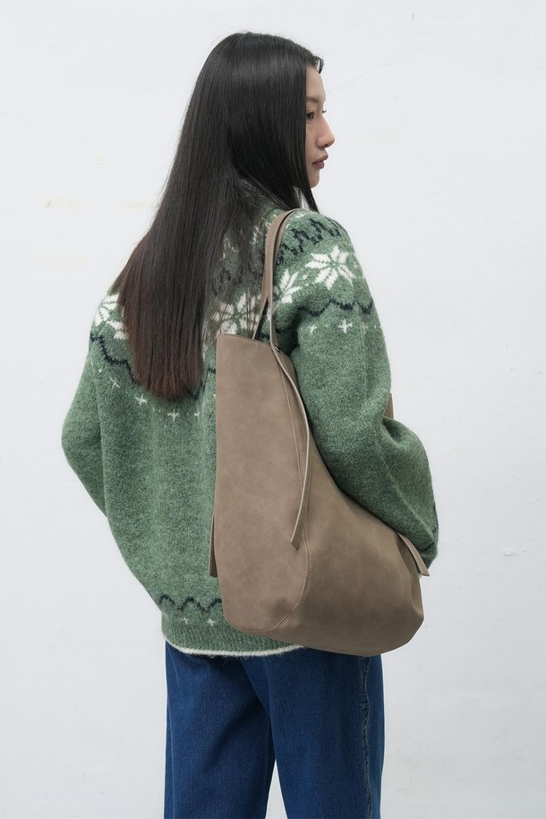 **[25FW] WOMAN 스웨이드 바스켓 숄더백 [2COL] / WBE4L92517**

가을, 겨울 시즌에 어울리는 여성용 스웨이드 바스켓 숄더백입니다. 미니멀하고 클래식한 디자인으로 다양한 스타일 연출에 활용하기 좋습니다. 부드러운 스웨이드 소재와 무지 패턴이 특징이며, 숄더백 형태로 제작되어 일상생활에서 편리하게 사용할 수 있습니다.
