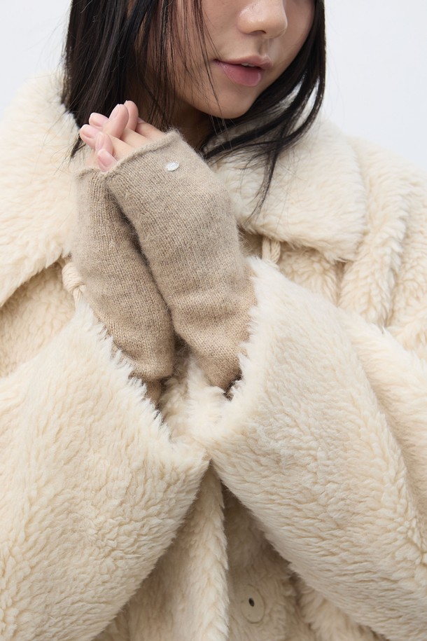 [25FW] 우먼 울 블렌드 니트 핸드 워머 [4COL] / WBE4L93528은 여성용 핸드워머입니다. 울 소재를 사용하여 부드러운 촉감과 따뜻한 보온성을 제공하며, 가을과 겨울에 착용하기 좋습니다. 무지 디자인으로 클래식, 미니멀, 캐주얼 스타일 모두 소화 가능하며, 산책룩에 잘 어울립니다. 두꺼운 두께감으로 추운 날씨에도 따뜻하게 손을 보호해 줍니다. 베이지 색상입니다.
