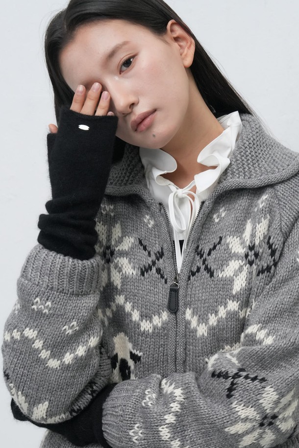 **[25FW] 우먼 울 블렌드 니트 핸드 워머 [4COL] / WBE4L93528**은 부드러운 촉감과 보온성을 갖춘 여성용 핸드 워머입니다. 울 소재를 사용하여 두꺼운 두께감을 자랑하며, 겨울철 추운 날씨에도 따뜻하게 손을 보호해 줍니다. 무지 디자인으로 어떤 스타일에도 잘 어울리며, 베이직한 스타일을 선호하는 분들께 적합합니다. 출근룩에 클래식하고 미니멀한 포인트를 더해 세련된 룩을 연출해보세요. 손목 부분에 착용하여 따뜻함과 스타일을 동시에 잡을 수 있습니다.
