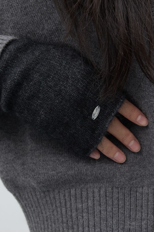 [25FW] 우먼 울 블렌드 니트 핸드 워머는 가을, 겨울철 여성 출근룩에 클래식, 미니멀, 캐주얼 스타일을 더해줄 핸드 워머입니다. 울 블렌드 소재로 제작되어 부드러운 촉감과 두꺼운 두께로 뛰어난 보온성을 제공합니다. 무지 디자인에 그레이 색상으로 어떤 의상에도 잘 어울리며, 다양한 스타일링을 연출할 수 있습니다. 데일리 아이템으로 활용하기 좋으며, 손을 따뜻하게 유지해주는 실용적인 아이템입니다.
