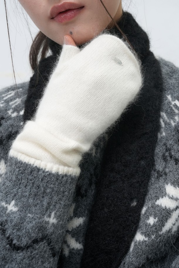 [25FW] WOMAN 울 블렌드 니트 핸드 워머 [4COL] / WBE4L93528은 부드러운 촉감과 두꺼운 두께로 따뜻함을 선사하는 여성용 핸드 워머입니다. 울 소재를 사용하여 보온성을 높였으며, 무지 디자인으로 미니멀, 클래식, 캐주얼 스타일 모두 소화 가능합니다. 손가락이 오픈되어 있어 활동성을 높였으며, 가을과 겨울철 산책룩이나 집콕룩에 활용하기 좋습니다. 화이트 컬러로 다양한 의상에 매치하기 용이합니다.
