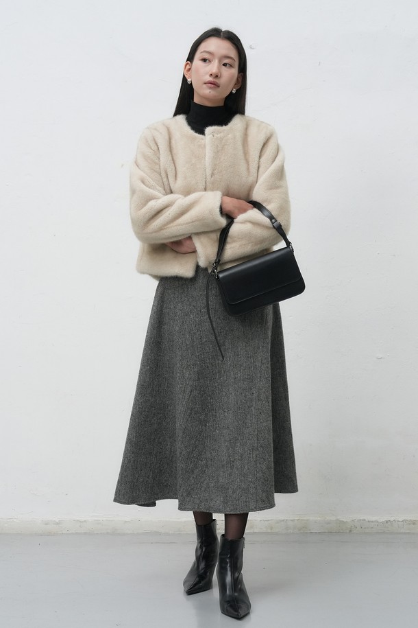 **[25FW] WOMAN 노카라 머플러 페이크 퍼 재킷 [2COL] / WBE4L07536**

우아하고 클래식한 무드의 여성 노카라 페이크 퍼 재킷입니다. 부드러운 촉감의 두꺼운 페이크 퍼 소재로 제작되어 가을과 겨울 시즌에 따뜻하게 착용할 수 있습니다. 레귤러핏으로 편안하게 착용 가능하며, 오픈 스타일의 여밈과 머플러 디테일이 특징입니다. 베이지와 브라운 두 가지 컬러로 출시되어 데이트룩, 모임룩, 연말 모임룩 등 다양한 TPO에 활용 가능합니다. 미니멀하면서도 세련된 스타일을 연출하기 좋습니다.
