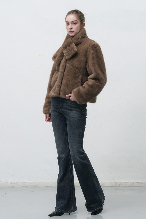 [25FW] WOMAN 노카라 머플러 페이크 퍼 재킷 [2COL]은 부드러운 촉감의 페이크 퍼 소재로 제작되어 가을, 겨울 시즌 따뜻하게 착용할 수 있는 여성용 자켓입니다. 캐주얼하고 베이직한 스타일의 무지 디자인으로, 다양한 룩에 활용하기 좋습니다. 노카라 디자인과 머플러 디테일이 더해져 포근한 느낌을 주며, 레귤러 핏으로 편안하게 착용 가능합니다. 긴 소매 기장과 두꺼운 두께감으로 보온성을 높였으며, 오픈 방식으로 간편하게 입고 벗을 수 있습니다. 브라운 컬러로 포근하고 세련된 분위기를 연출합니다.
