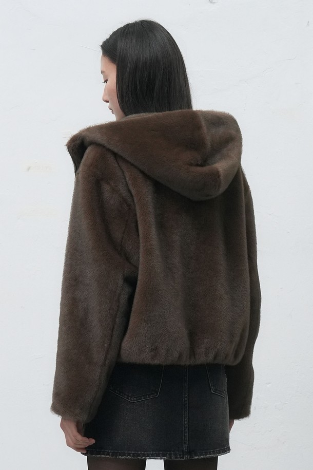 따뜻하고 포근한 [25FW] WOMAN 하이넥 페이크 퍼 후드 집업입니다. 부드러운 촉감의 페이크 퍼 소재로 제작되어 겨울철에도 따뜻하게 착용할 수 있습니다. 캐주얼한 무드의 오버핏 디자인에 하이넥과 후드가 더해져 보온성을 높였습니다. 무지 디자인으로 다양한 스타일 연출이 용이하며, 브라운 컬러로 포근한 분위기를 더했습니다. 크롭 기장과 긴 소매로 트렌디한 스타일을 완성해보세요.
