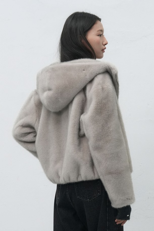 **[25FW] WOMAN 하이넥 페이크 퍼 후드 집업 [2COL] / WBE4L07538**

부드러운 촉감의 페이크 퍼 소재로 제작된 여성용 하이넥 후드 집업입니다. 브라운과 베이지 두 가지 색상으로 출시되어 다양한 스타일 연출이 가능합니다. 캐주얼한 무드의 무지 디자인으로, 가을과 겨울에 따뜻하게 착용할 수 있습니다. 레귤러핏 크롭 기장으로 편안함과 스타일리시함을 동시에 만족시킵니다. 긴 소매와 두꺼운 두께감으로 보온성을 높였습니다.
