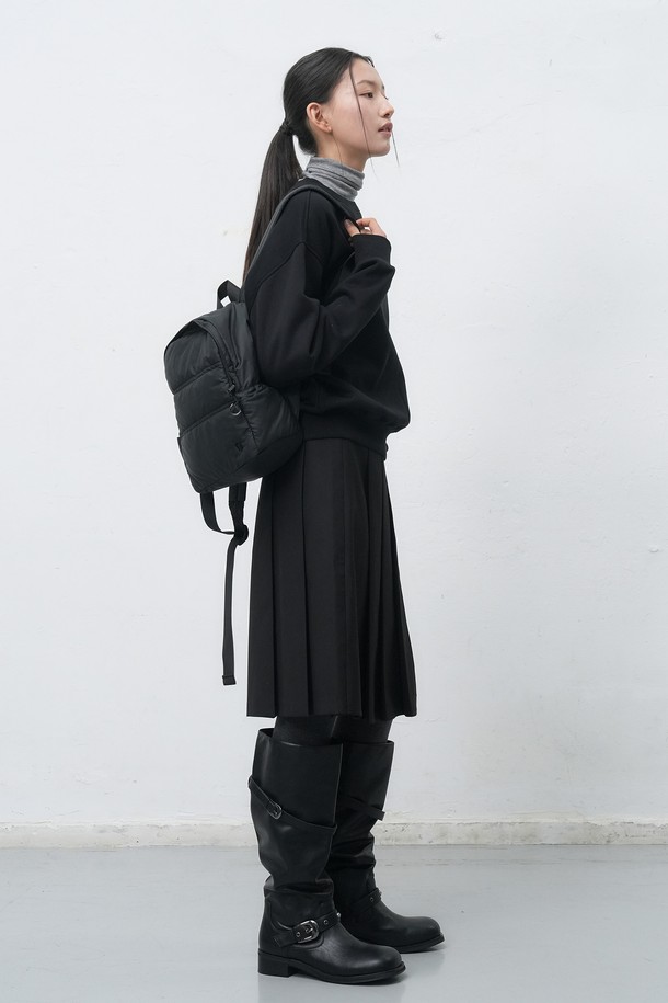 25FW WOMAN 패디드 미니 백팩 [2COL] / WBE4L92514는 여성들을 위한 미니 사이즈 백팩입니다. 나일론 소재의 무지 디자인으로, 패딩 디테일이 돋보이는 사각 형태의 백팩입니다. 블랙 색상으로 출시되었으며, 지퍼형 잠금 방식으로 내용물을 안전하게 보관할 수 있습니다. 미니멀, 캐주얼, 시크 스타일을 추구하는 분들께 추천하며, 출근룩에도 잘 어울립니다. 일상생활에서 간편하게 사용할 수 있는 실용적인 가방입니다.
