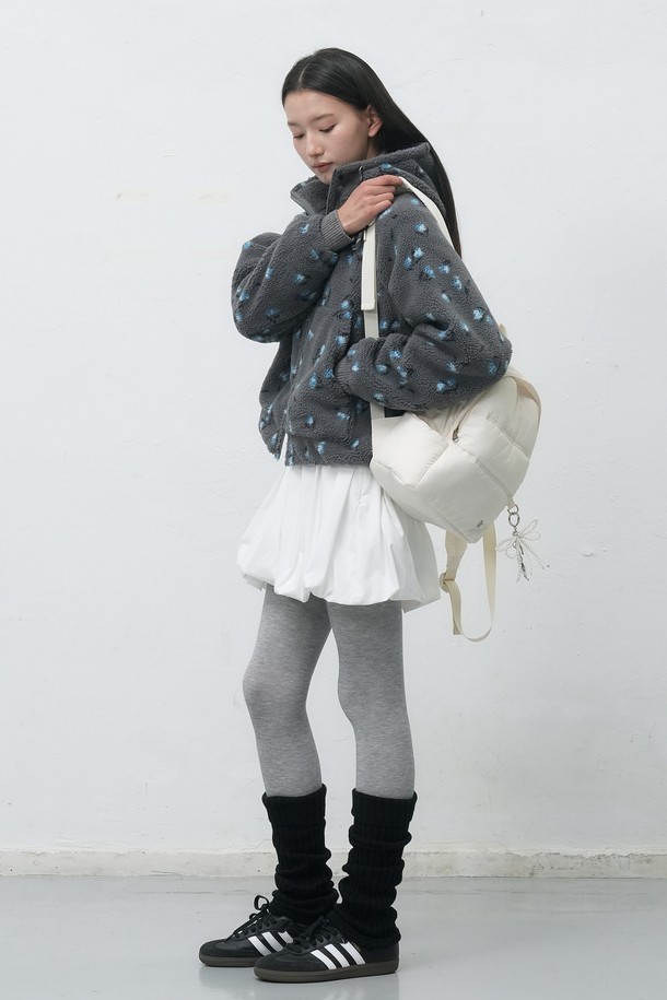 [25FW] WOMAN 패디드 미니 백팩 [2COL]는 여성용 미니 백팩입니다. 나일론과 폴리에스테르 소재로 제작되었으며, 숄더 스트랩과 지퍼형 잠금 방식으로 편의성을 높였습니다. 넉넉한 수납 공간과 패딩 디자인으로 캐주얼하고 미니멀한 스타일을 연출할 수 있습니다. 무지 디자인에 사각 모양으로 제작되어 데일리 백으로 활용하기 좋습니다. 일상생활에서 가볍게 멜 수 있는 실용적인 백팩입니다.