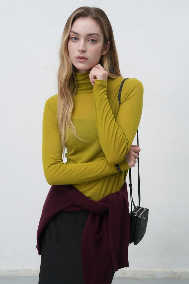 [25FW] WOMAN 아코디언 크로스 백 [3COL] / WBE4L92524는 여성용 크로스백입니다. 미니멀한 스타일과 클래식한 무드를 선호하는 분들께 적합하며, 블랙, 핑크, 블루 3가지 색상으로 제공됩니다. 아코디언 디자인이 특징이며, 무지 패턴의 사각 가방 형태로 제작되었습니다. 일상생활에서 활용하기 좋은 실용적인 아이템입니다.