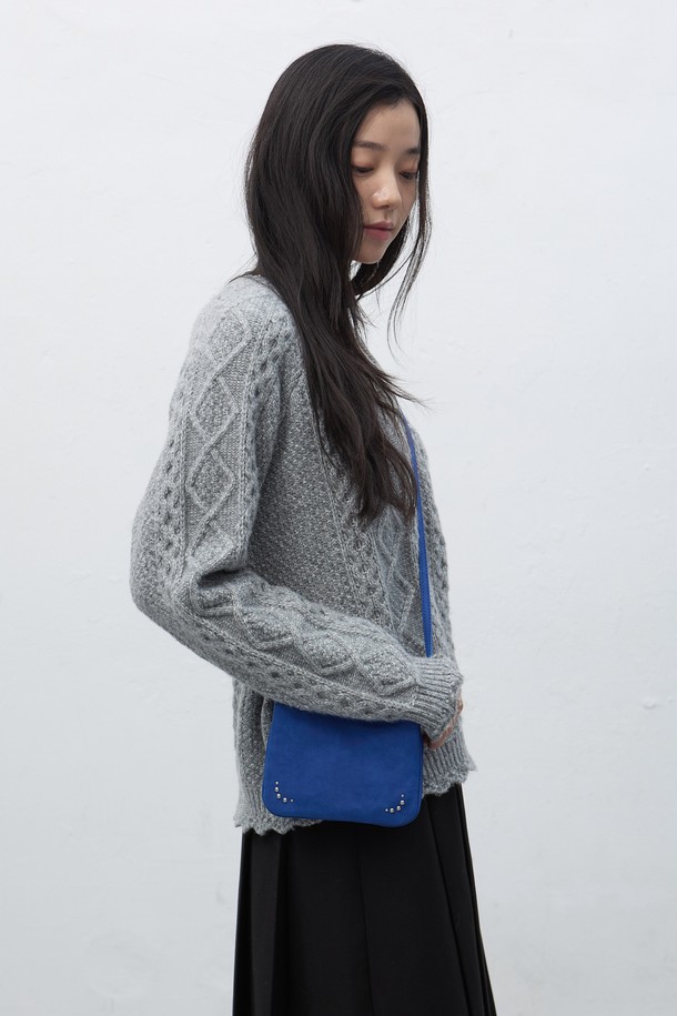 세련된 스타일을 완성할 여성용 아코디언 크로스 백입니다. 블랙, 핑크, 블루 3가지 다채로운 색상으로 출시되어, 시크, 미니멀, 클래식한 스타일을 연출하기 좋습니다. 데이트룩, 모임룩에 매치하여 세련된 분위기를 더해보세요. 사각 디자인에 스터드/찡 장식이 포인트로 더해져 트렌디함을 강조합니다. 일상생활에서 유용하게 사용할 수 있는 아이템입니다.
