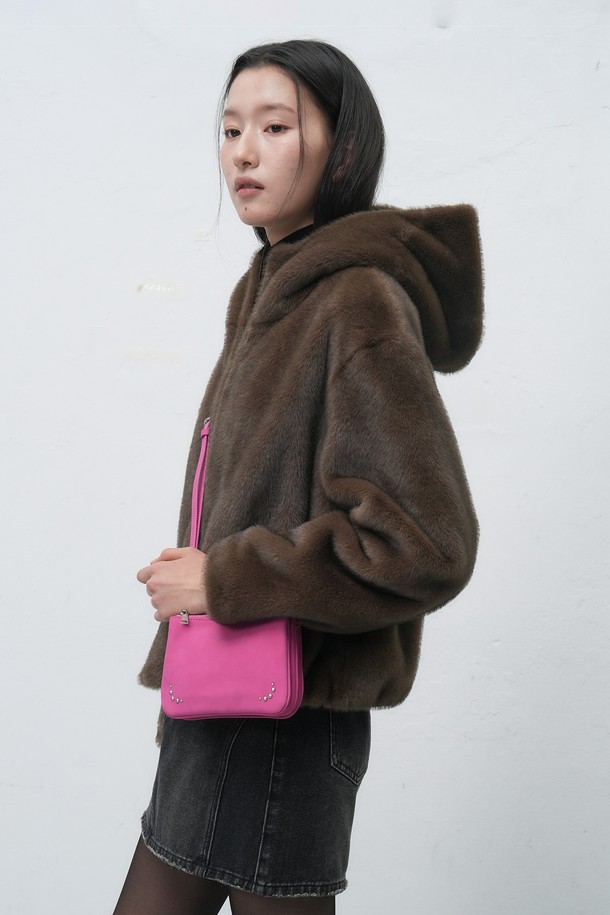 세련된 디자인의 여성용 아코디언 크로스 백입니다. 부드러운 합성가죽 소재로 제작되었으며, 미디엄 사이즈로 실용성을 더했습니다. 무지 패턴에 스터드/찡 장식으로 포인트를 주어 캐주얼하면서도 미니멀한 스타일을 연출합니다. 블랙, 핑크, 블루 3가지 다채로운 컬러로 출시되었으며, 지퍼형 잠금 방식으로 소지품을 안전하게 보관할 수 있습니다. 일상생활에서 데일리 백으로 활용하기 좋은 아이템입니다.
