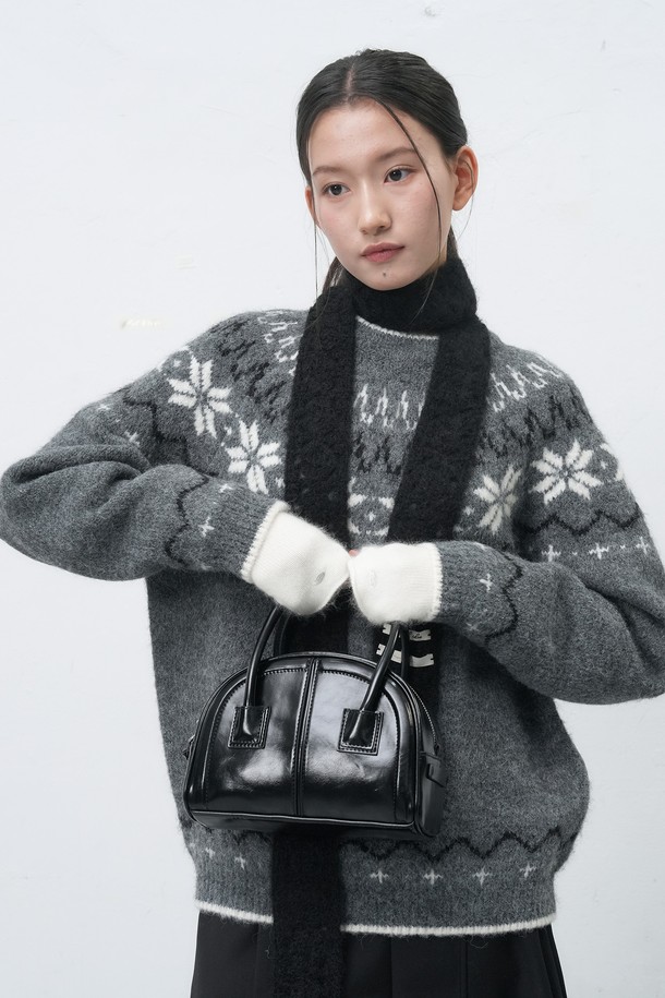 [25FW] WOMAN 라운드 미니 토트백 [2COL] / WBE4L92525는 여성용 토트백입니다. 심플하고 세련된 블랙 컬러의 미니 사이즈 가방으로, 합성가죽 소재에 라운드 디자인이 돋보입니다. 무지 패턴에 사각형 모양으로, 출근룩이나 모임룩 등 다양한 TPO에 활용 가능합니다. 지퍼형 잠금 방식으로 소지품을 안전하게 보관하며, 미니멀, 클래식, 시크 스타일을 즐기는 여성에게 추천합니다.
