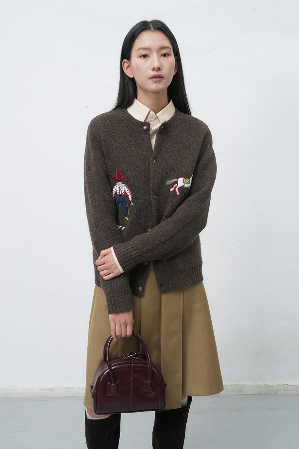 세련된 여성의 스타일을 완성해 줄 [25FW] WOMAN 라운드 미니 토트백입니다. 부드러운 합성가죽 소재로 제작되었으며, 라운드 디자인과 사각 쉐입이 조화롭게 어우러져 클래식, 미니멀, 시크한 분위기를 연출합니다. 데이트룩, 모임룩 등 다양한 TPO에 활용하기 좋으며, 미니멀한 사이즈에 지퍼형 잠금 방식으로 소지품을 안전하게 보관할 수 있습니다. 와인 컬러가 세련된 무드를 더하며, 핸들 디자인으로 실용성을 높였습니다.
