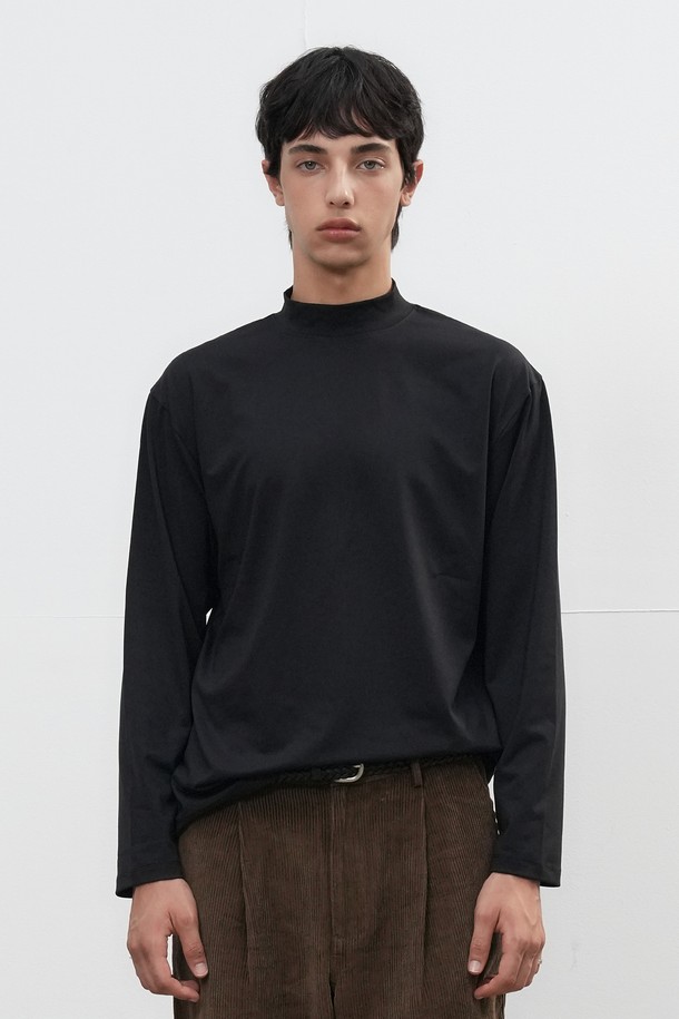 [25FW] MAN 히트젯 하프넥 티셔츠는 남성용 티셔츠로, 가을과 겨울에 따뜻하게 착용할 수 있습니다. 히트젯 기능성 원단을 사용하여 발열 및 보온 기능을 제공하며, 두꺼운 두께감으로 추운 날씨에도 든든합니다. 하프넥 디자인과 레귤러핏으로 미니멀, 클래식, 캐주얼 스타일을 연출하기 좋고, 출근룩으로도 활용 가능합니다. 블랙 컬러의 무지 디자인으로 다양한 하의와 쉽게 매치할 수 있으며, 부드러운 촉감이 특징입니다.
