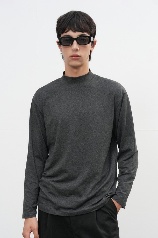 25FW MAN 히트젯 하프넥 티셔츠는 가을, 겨울 시즌에 어울리는 남성용 티셔츠입니다. 블랙, 그레이 두 가지 색상으로 출시되었으며, 베이직하고 미니멀한 스타일을 추구합니다. 하프넥 디자인에 긴소매, 레귤러핏으로 제작되었으며, 두꺼운 두께감으로 보온성을 높였습니다. 히트젯 기능성 소재를 사용하여 발열 및 보온 기능을 제공하며, 출근룩, 미니멀, 클래식, 캐주얼 스타일을 연출하기 좋습니다. 부드러운 촉감이 특징인 무지 티셔츠입니다.
