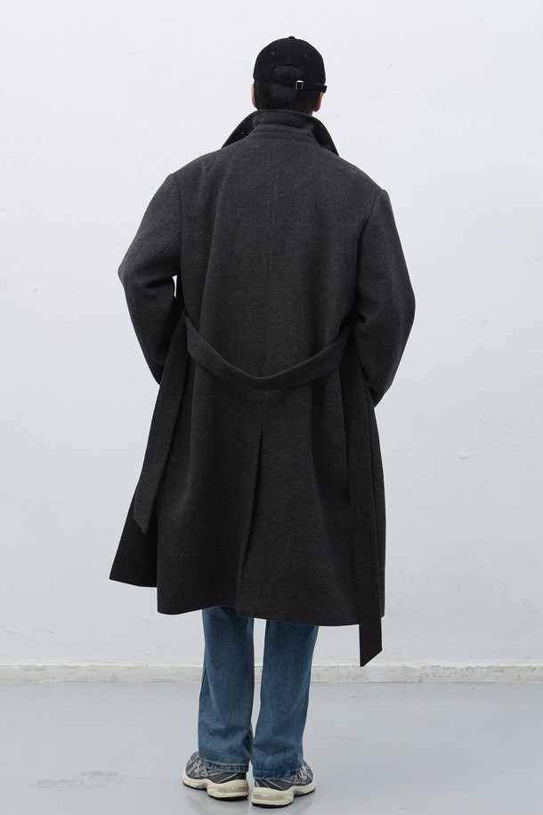 [25FW] MAN 울 블렌디드 발마칸 롱 코트 [2COL]는 다크 브라운, 모카 두 가지 색상으로 출시되었습니다. 미니멀하고 클래식한 스타일의 남성용 발마칸 코트로, 가을과 겨울에 착용하기 좋습니다. 울, 폴리에스테르, 아크릴, 나일론, 레이온, 면 등 다양한 소재가 혼방되어 두꺼운 두께감을 자랑하며, 깔끔한 실루엣과 트윌 텍스처 원단이 특징입니다. 히든 버튼 여밈 방식과 레귤러핏으로 제작되었으며, 매칭 패브릭 벨트, 사이드 로고 각인 버튼, 내부 포켓, 안감 디테일이 돋보입니다. 출근룩, 비즈니스 캐주얼, 모임룩 등 다양한 TPO에 활용할 수 있습니다.
